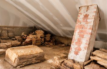 Combles avant travaux, encombrés et non isolés