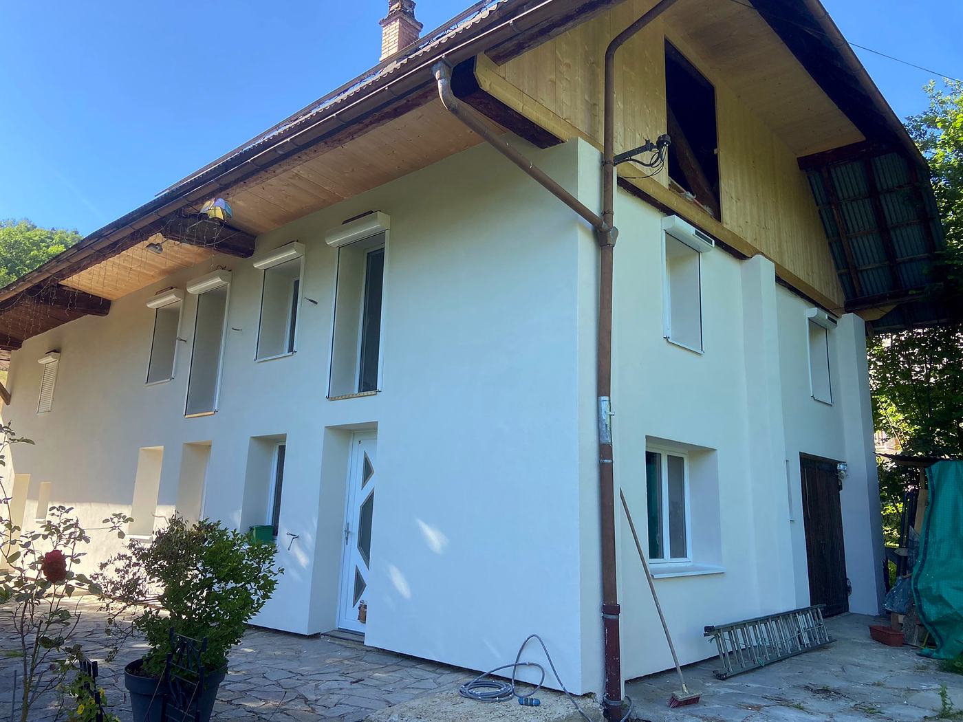 Ferme rénovée, isolation extérieure et volets roulants