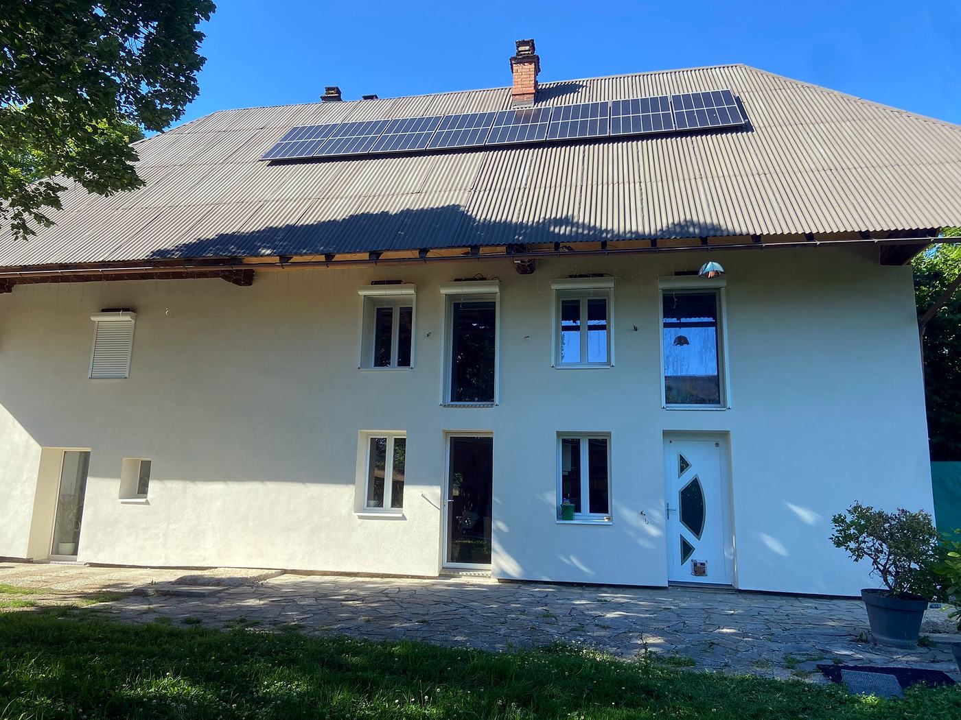 Ancienne ferme isolée par l'extérieur, façade blanche
