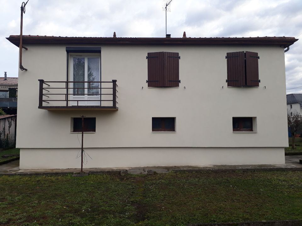 Maison à balcon après isolation extérieure par Rev'Iso