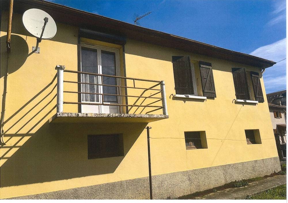 Maison à balcon avant travaux, façade jaune défraîchie