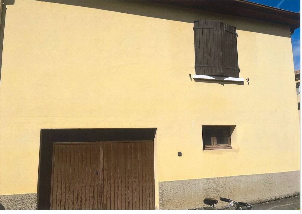 Maison à balcon avant travaux, façade du garage