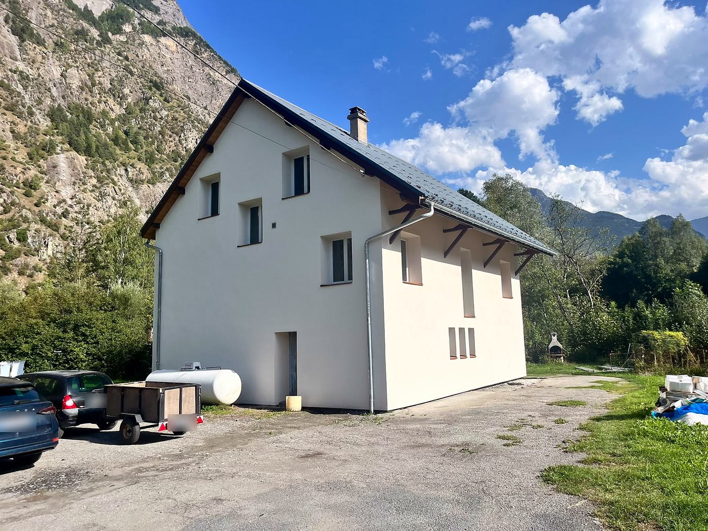 Maison de montagne isolée par l'extérieur, enduit blanc