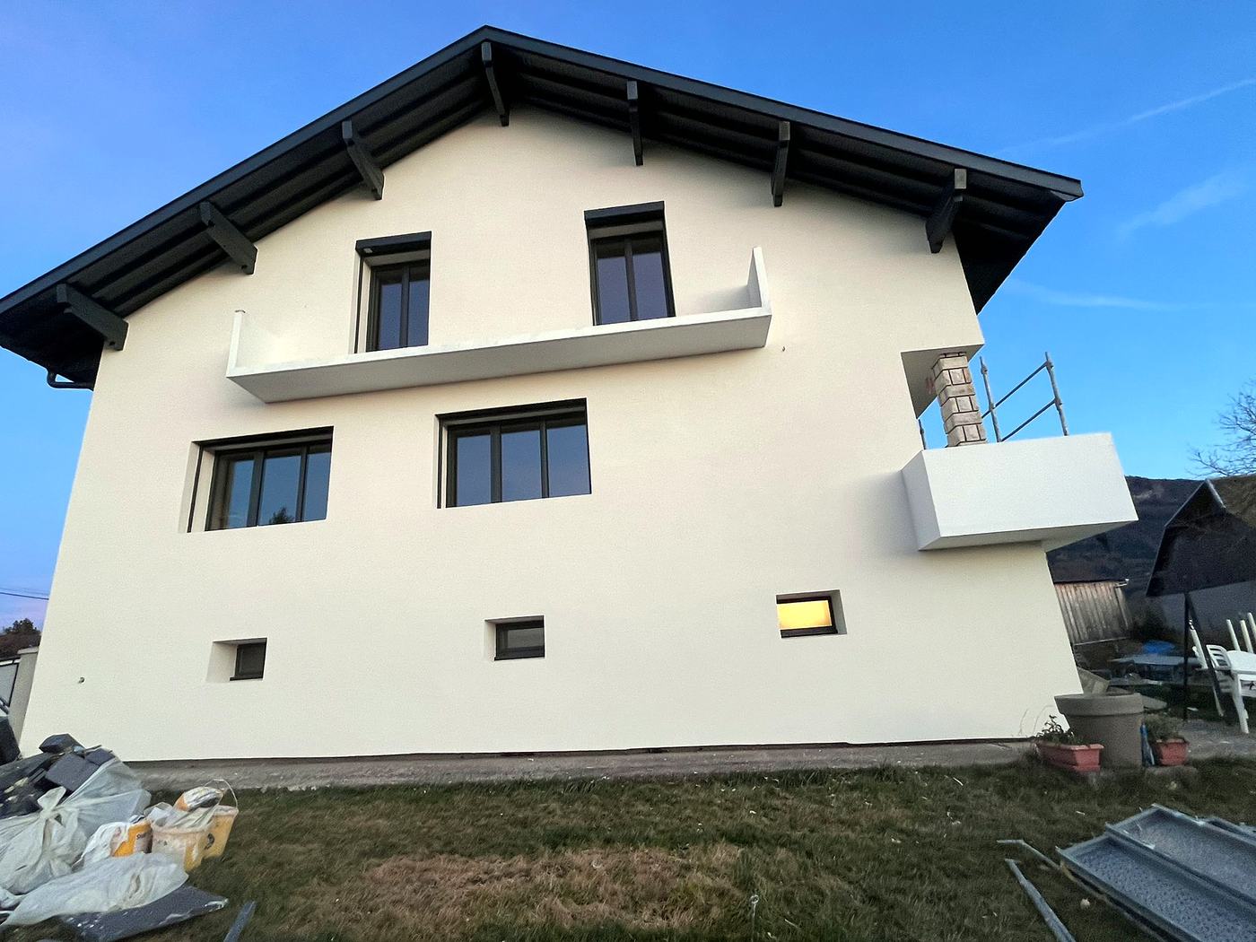 Pignon isolé par l'extérieur avec balcons, enduit blanc
