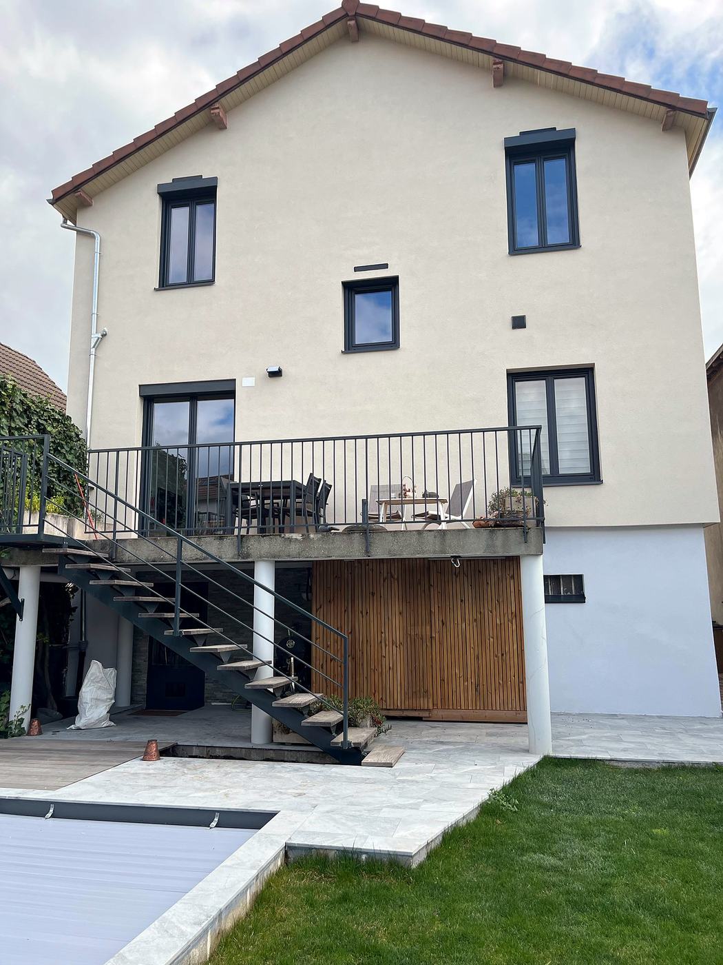 Maison avec terrasse isolée par l'extérieur, menuiseries grises