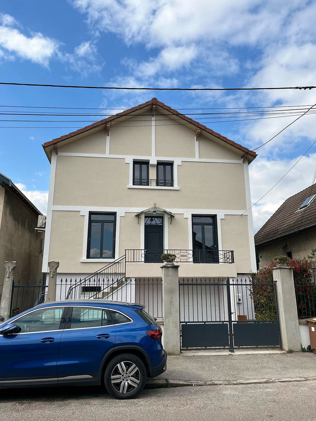 Maison de ville isolée par l'extérieur, enduit beige et encadrements blancs