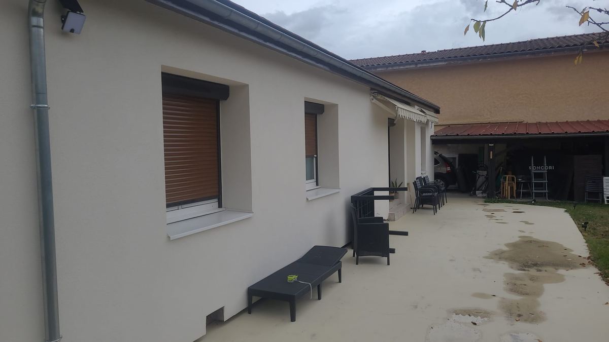 Maison de plain-pied après isolation extérieure et enduit neuf par Rev'Iso