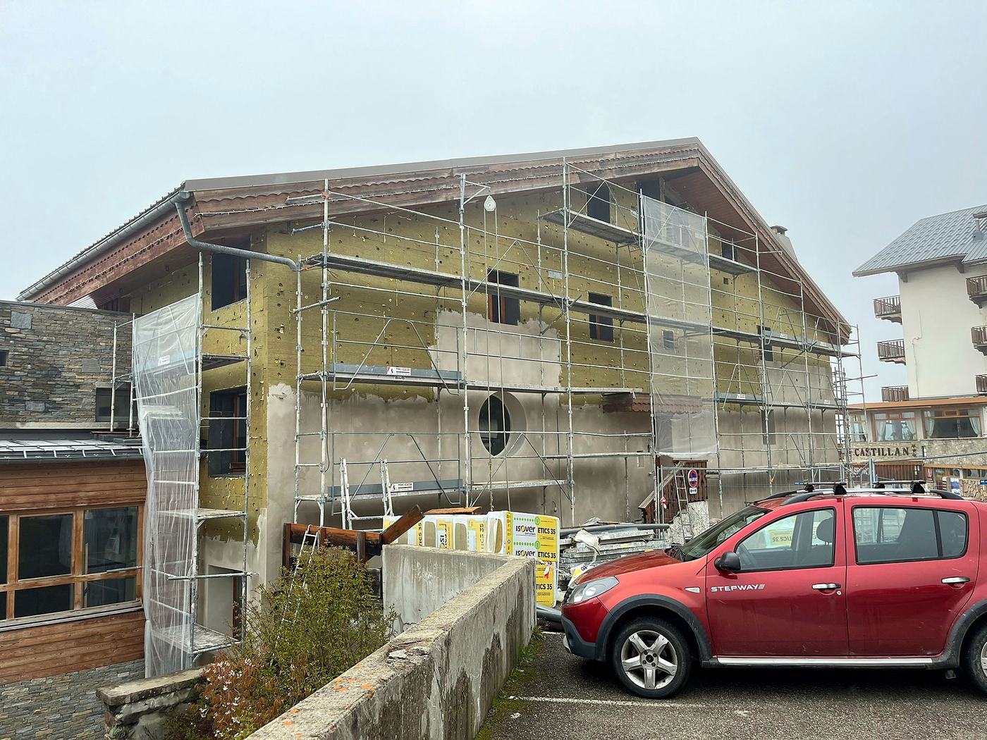 Panneaux de laine de roche posés sur la façade de la mairie, échafaudage en place