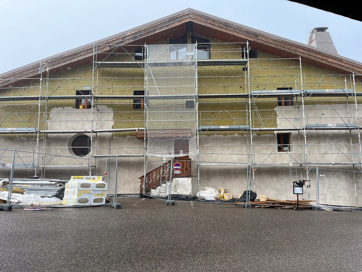 Pignon de la mairie en cours d'isolation, isolant et enduit de base