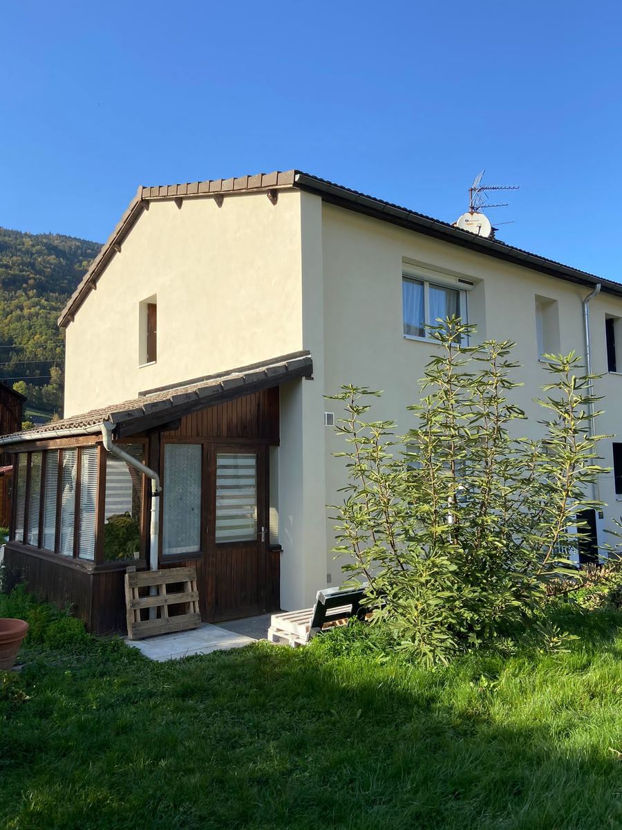 La même maison après isolation extérieure par Rev'Iso, enduit clair neuf