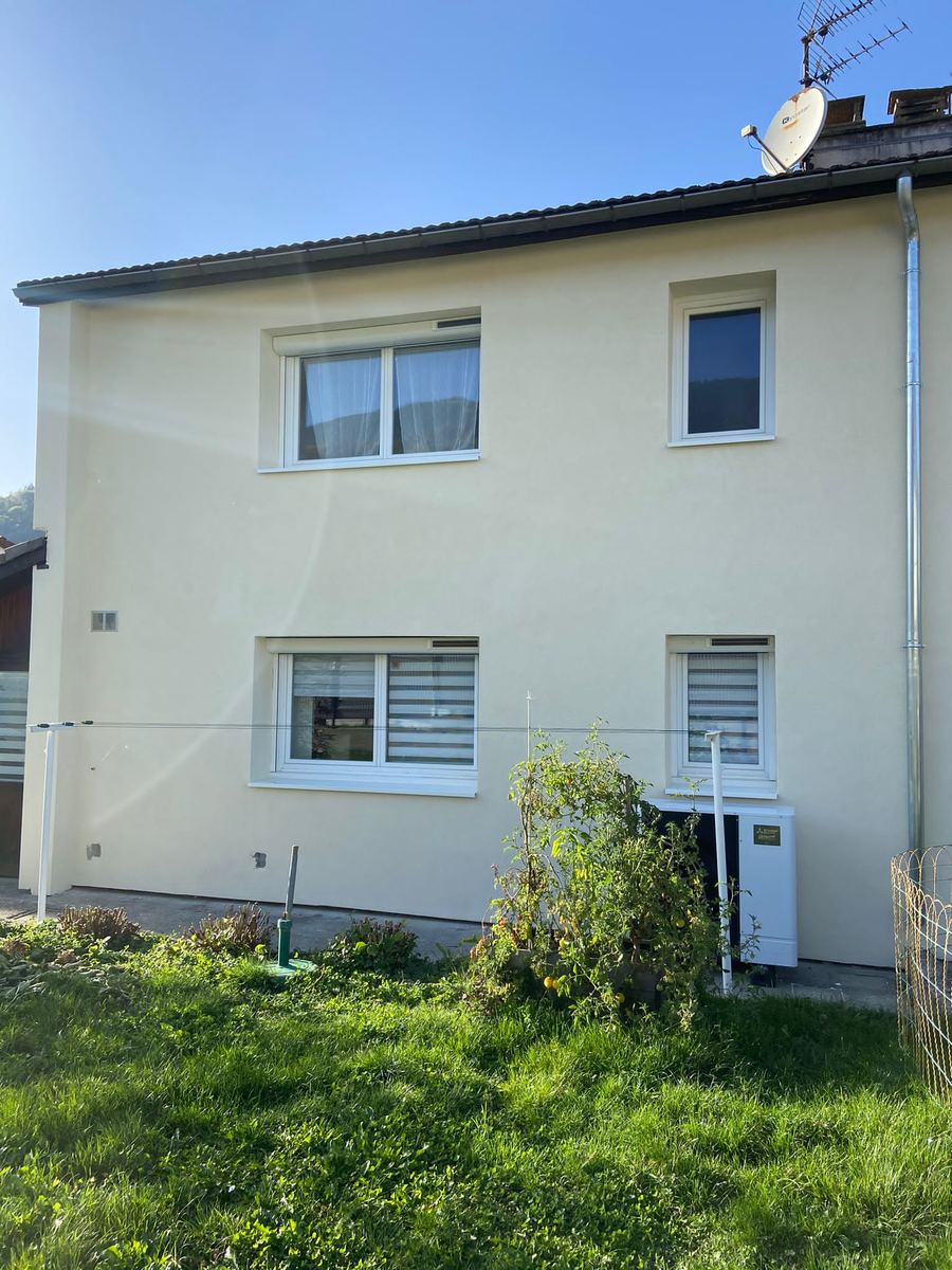 Façade terminée avec l'unité extérieure de pompe à chaleur Mitsubishi Electric