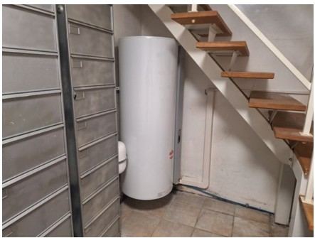 Ballon thermodynamique installé sous un escalier