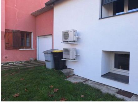 Unités extérieures de climatisation réversible posées en façade