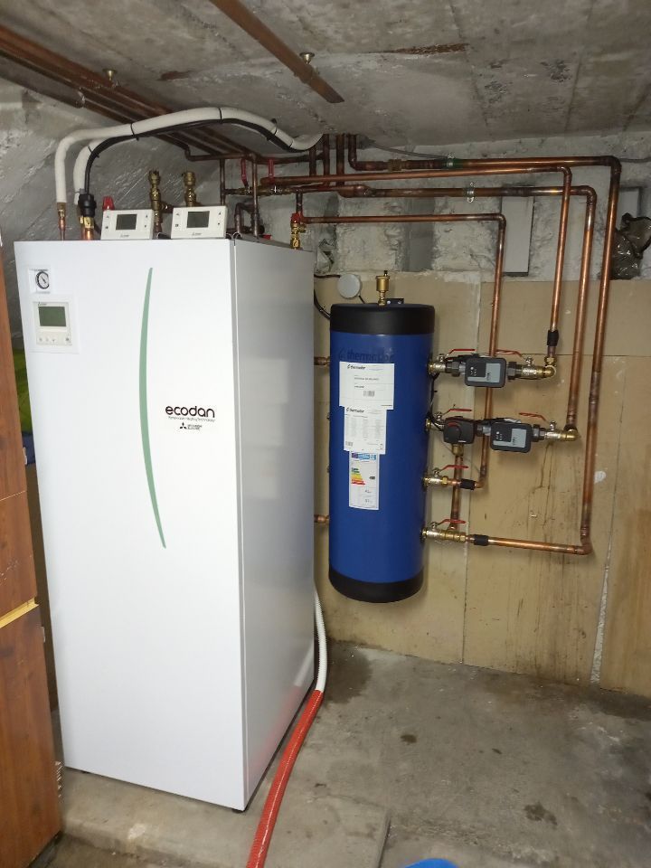 Module Ecodan et ballon tampon installés par Rev'Iso dans un garage