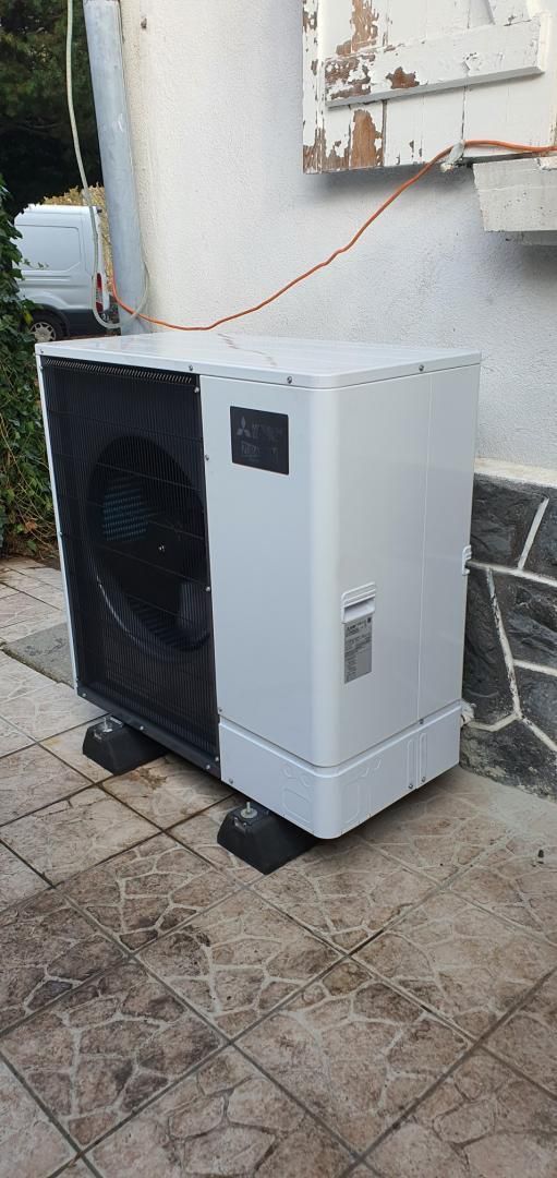 Unité extérieure Ecodan posée par Rev'Iso sur une terrasse