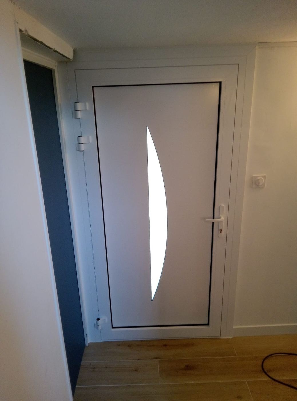 Porte d'entrée moderne posée par Rev'Iso