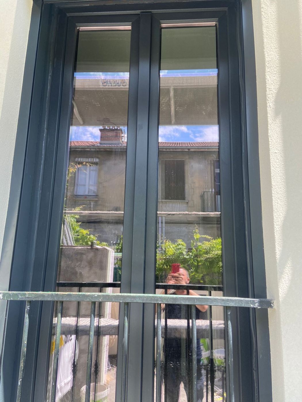 Porte-fenêtre gris anthracite posée par Rev'Iso