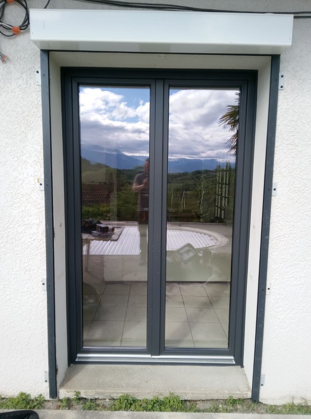 Porte-fenêtre posée avec vue sur la montagne